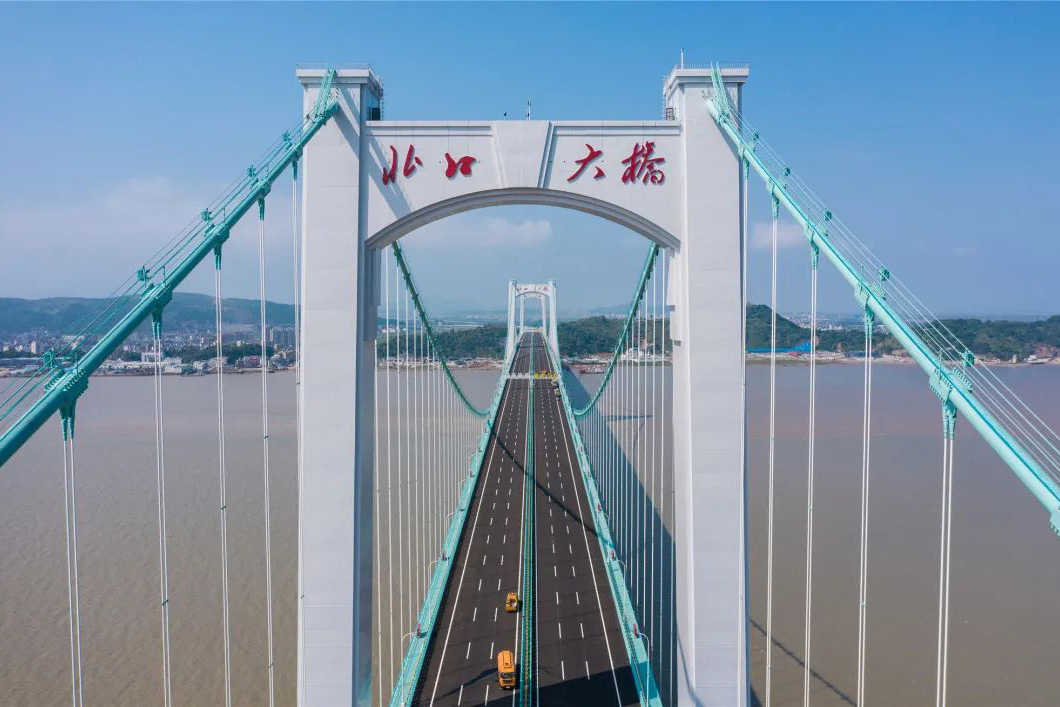 2022.5.27世界首座三塔四跨双层钢桁梁悬索桥建成通车